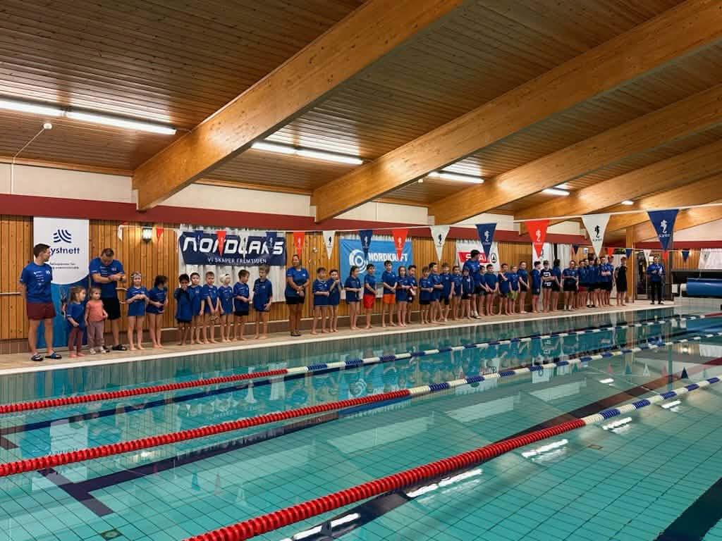 Svømmere samlet langs bassengkanten i Drag svømmehall